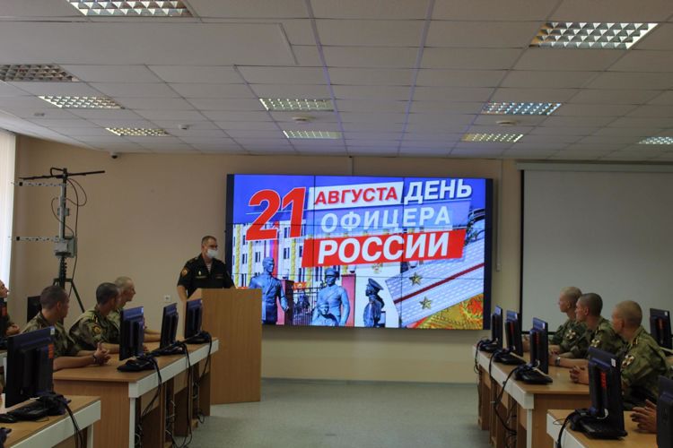 С курсантами 1 курса факультета связи проведен тематический вечер посвященный Дню офицера.