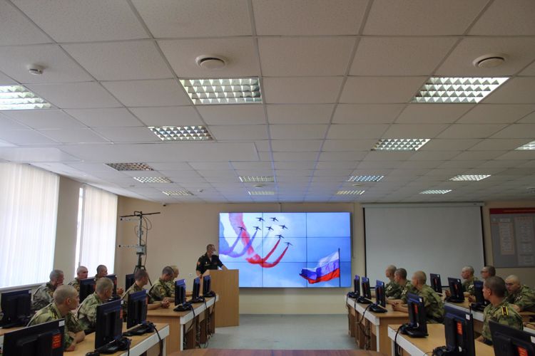 С курсантами 1 курса военного института проведен комплекс мероприятий посвященных Дню Государственного флага Российской Федерации.