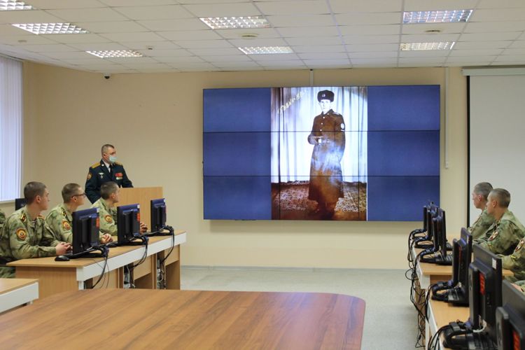 На факультете связи прошло военно-политическое информирование, посвященное выпускнику Пермского военного института майору Логинову Николаю Генадьевичу, погибшего при исполнении воинского долга. 