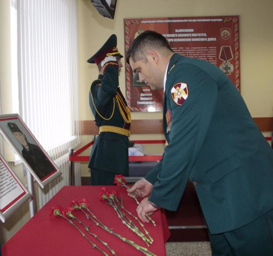 В Пермском военном институте зачислен в списки личного состава факультета связи навечно выпускник ПВИ 2000 года майор Логинов Николай Генадьевич, погибший при исполнении воинского долга.