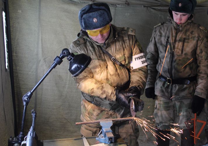 В Пермском военном институте проведено практическое занятие по развертыванию подвижной ремонтно-слесарной мастерской для ремонта артиллерийского вооружения МРС-АРМ.