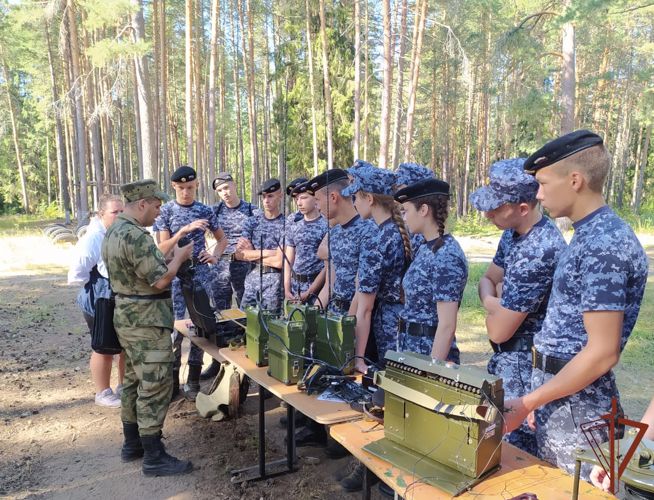 Офицеры Пермского военного института проводят занятия с кадетами Пермского президентского кадетского училища имени Героя России Ф. Кузьмина в рамках учебно-полевых сборов