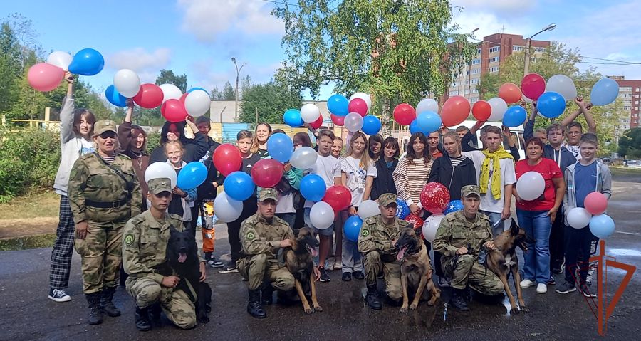 Военнослужащие факультета (кинологического) провели  показное занятие для учащихся школы № 37