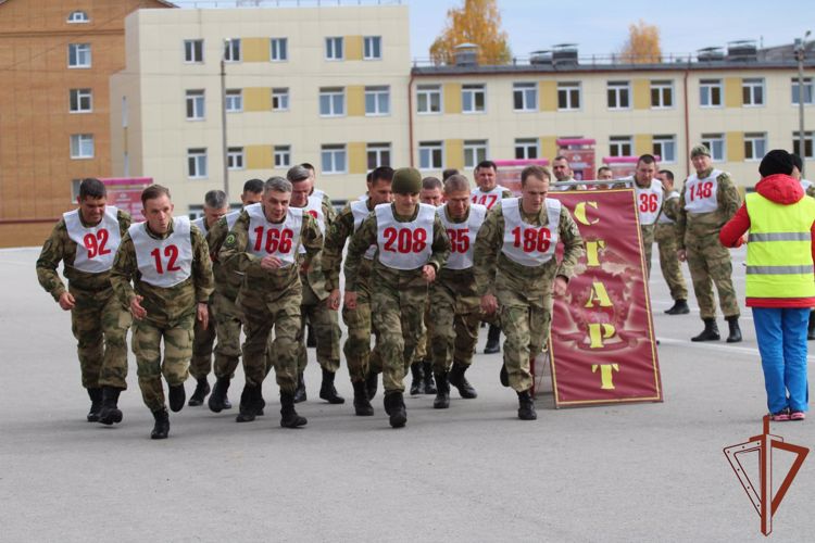 В Пермском военном институте проведён чемпионат по военно-прикладному спорту (бег на 1000 метров) среди постоянного состава