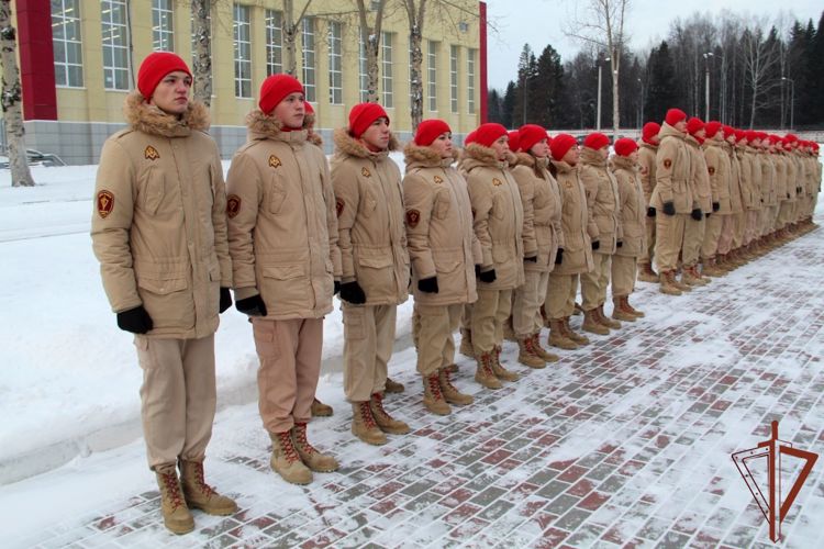 Обучающиеся классов Росгвардии вступили в ряды военно-патриотического общественного движения «Гвардейская смена»