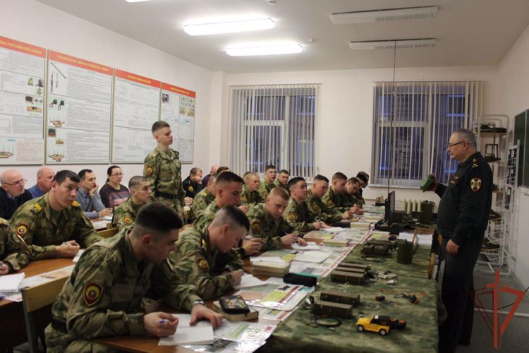 В Пермском военном институте проведено показное занятие по дисциплине «Устройство и преодоление инженерных заграждений»