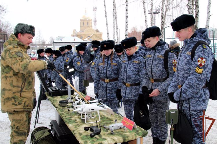 Военнослужащие Пермского военного института обеспечили традиционную военно-спортивную эстафету «Ратник» на стадионе «Гайва» города Перми.