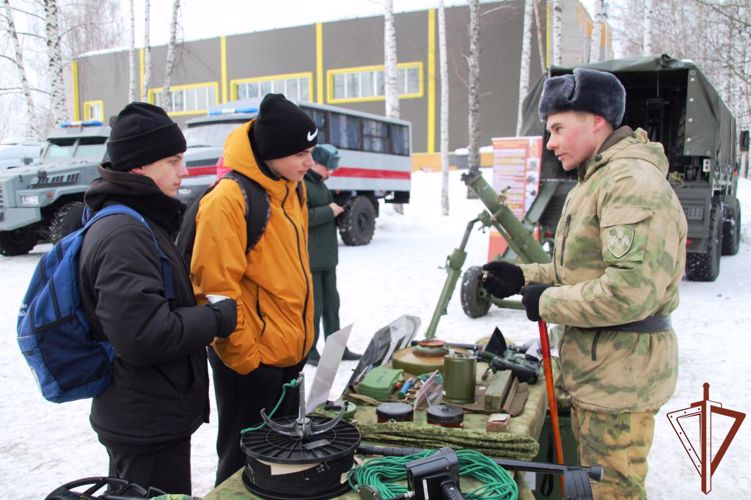Военнослужащие Пермского военного института обеспечили традиционную военно-спортивную эстафету «Ратник» на стадионе «Гайва» города Перми.