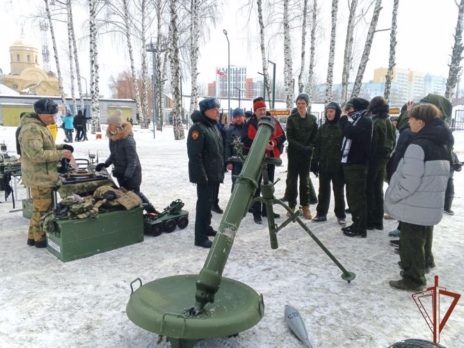 Военнослужащие Пермского военного института обеспечили традиционную военно-спортивную эстафету «Ратник» на стадионе «Гайва» города Перми.