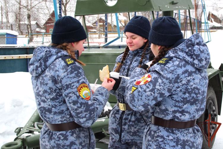 Военнослужащие Пермского военного института обеспечили традиционную военно-спортивную эстафету «Ратник» на стадионе «Гайва» города Перми.