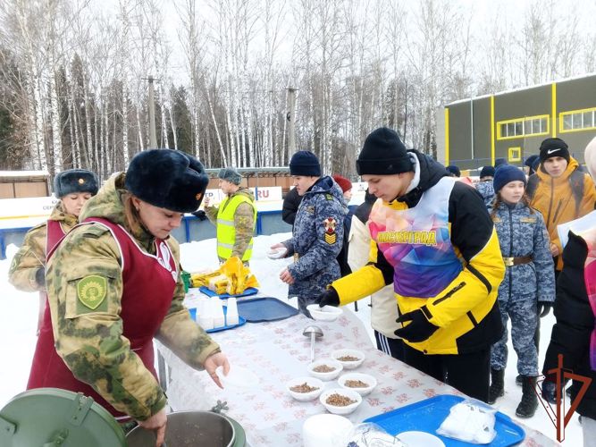 Военнослужащие Пермского военного института обеспечили традиционную военно-спортивную эстафету «Ратник» на стадионе «Гайва» города Перми.