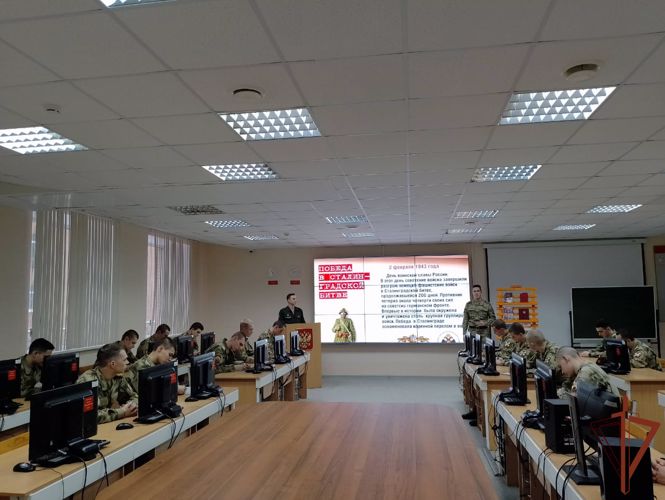 С курсантами факультета связи проведено военно-политическое информирование, посвященное Дню воинской славы России