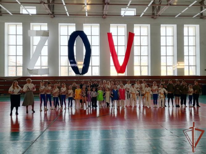 Учащиеся школы № 32 имени Г.А. Сборщикова города Перми поздравили курсантов Пермского военного института с Днем защитника Отечества.