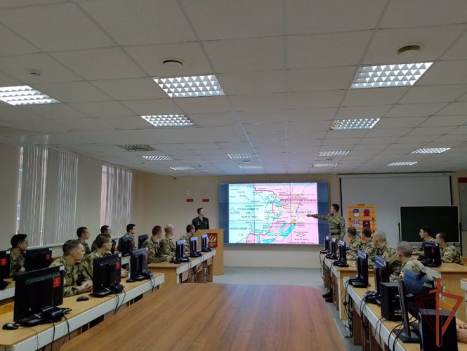 С курсантами факультета связи проведено военно-политическое информирование, посвященное Дню воинской славы России