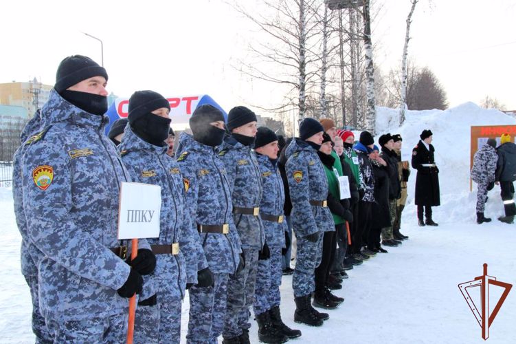 Военнослужащие Пермского военного института обеспечили традиционную военно-спортивную эстафету «Ратник» на стадионе «Гайва» города Перми.