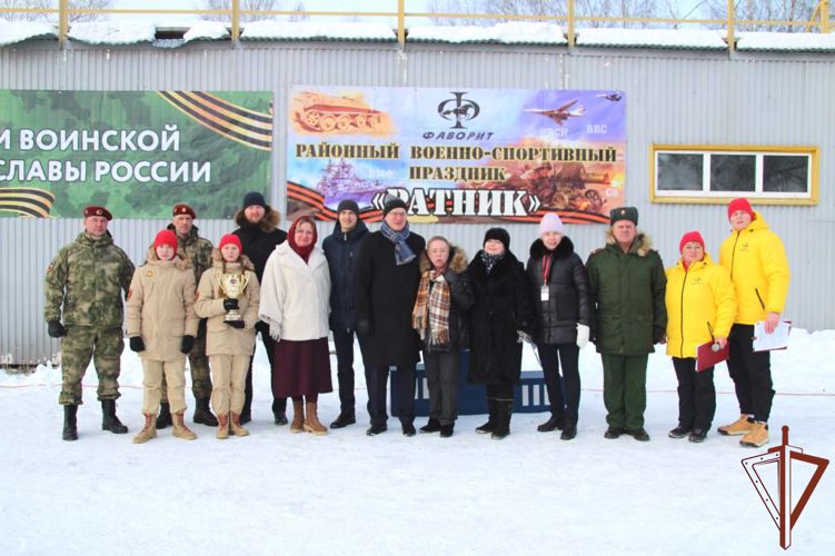 Военнослужащие Пермского военного института обеспечили традиционную военно-спортивную эстафету «Ратник» на стадионе «Гайва» города Перми.