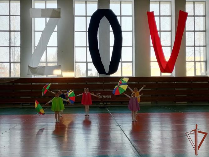 Учащиеся школы № 32 имени Г.А. Сборщикова города Перми поздравили курсантов Пермского военного института с Днем защитника Отечества.