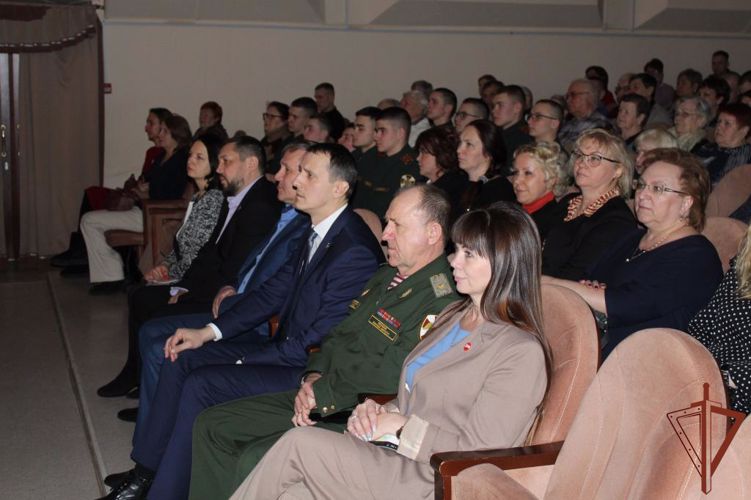 Во Дворце культуры «ИСКРА» состоялся праздничный совместный концерт, посвященный Дню защитника Отечества.