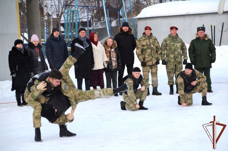 Военнослужащие Пермского военного института обеспечили традиционную военно-спортивную эстафету «Ратник» на стадионе «Гайва» города Перми.