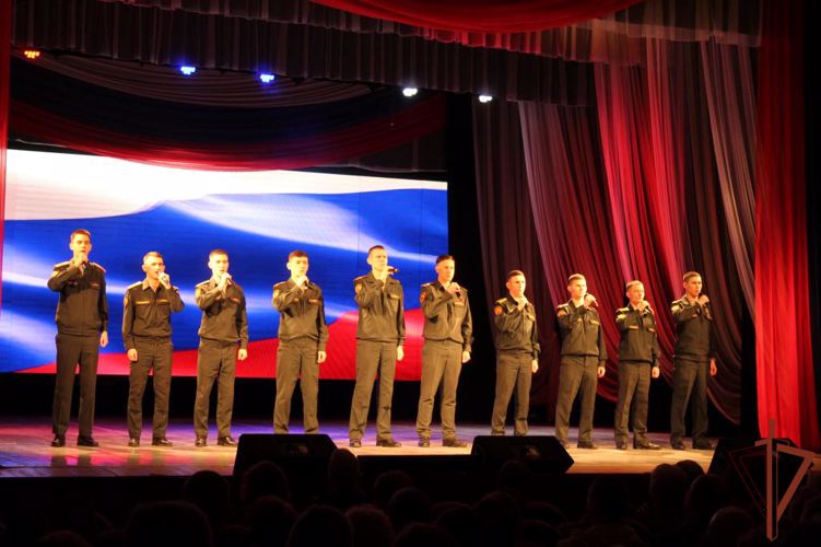 Во Дворце культуры «ИСКРА» состоялся праздничный совместный концерт, посвященный Дню защитника Отечества.