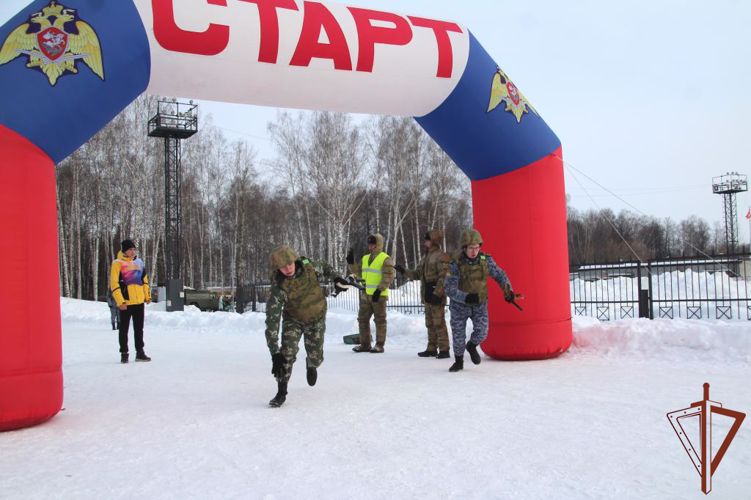Военнослужащие Пермского военного института обеспечили традиционную военно-спортивную эстафету «Ратник» на стадионе «Гайва» города Перми.