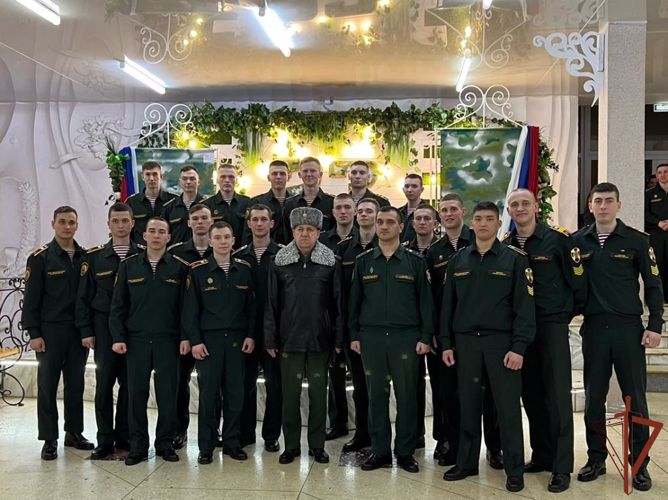 Во Дворце культуры «ИСКРА» состоялся праздничный совместный концерт, посвященный Дню защитника Отечества.