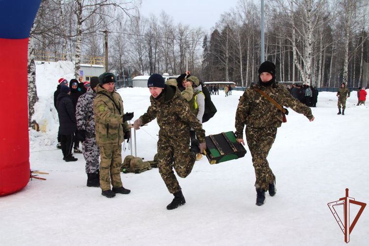 Военнослужащие Пермского военного института обеспечили традиционную военно-спортивную эстафету «Ратник» на стадионе «Гайва» города Перми.