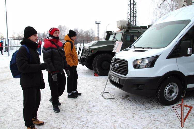 Военнослужащие Пермского военного института обеспечили традиционную военно-спортивную эстафету «Ратник» на стадионе «Гайва» города Перми.
