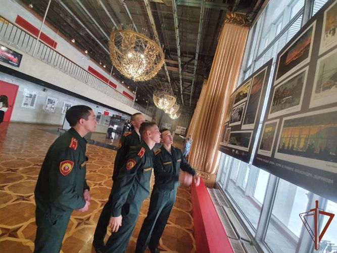 Курсанты кинологического факультета посетили спектакль «Алые паруса» в Театре-Театре