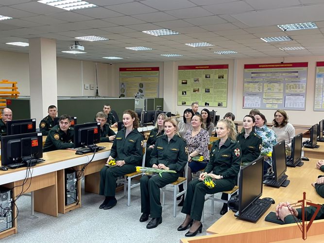 В Пермском военном институте в преддверии Международного женского дня прошло чествование женских коллективов
