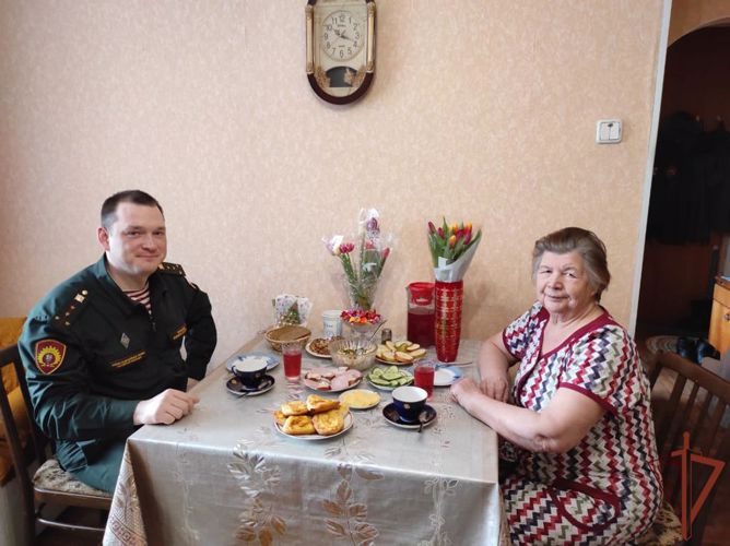 8 марта военнослужащие факультета (кинологического) поздравили Зинаиду Дмитриевну Халуторных с праздником