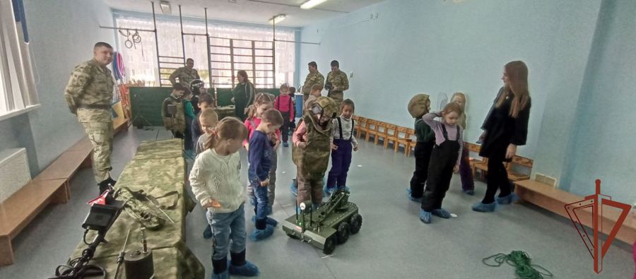 Офицеры Пермского военного института посетили детский сад № 400