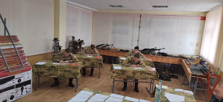 В Пермском военном институте курсанты выпускного курса приступили к сдаче экзамена по огневой подготовке