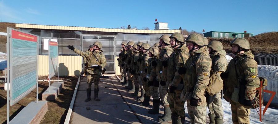 Курсанты Пермского военного института в ходе занятия совершенствовали навык проделывания проходов в минных полях взрывным способом