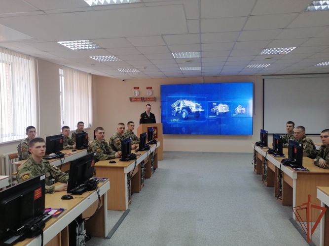 На факультете (связи) проведено военно-политическое информирование, посвященное выдающемуся пермскому конструктору артиллерийских систем