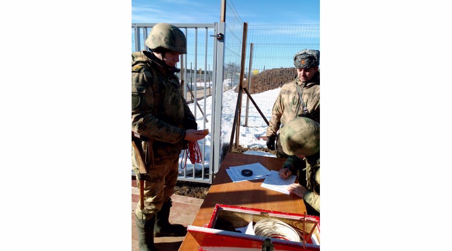 Курсанты Пермского военного института в ходе занятия совершенствовали навык проделывания проходов в минных полях взрывным способом