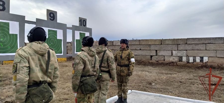 В Пермском военном институте курсанты выпускного курса приступили к сдаче экзамена по огневой подготовке
