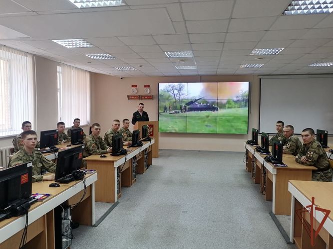 На факультете (связи) проведено военно-политическое информирование, посвященное выдающемуся пермскому конструктору артиллерийских систем