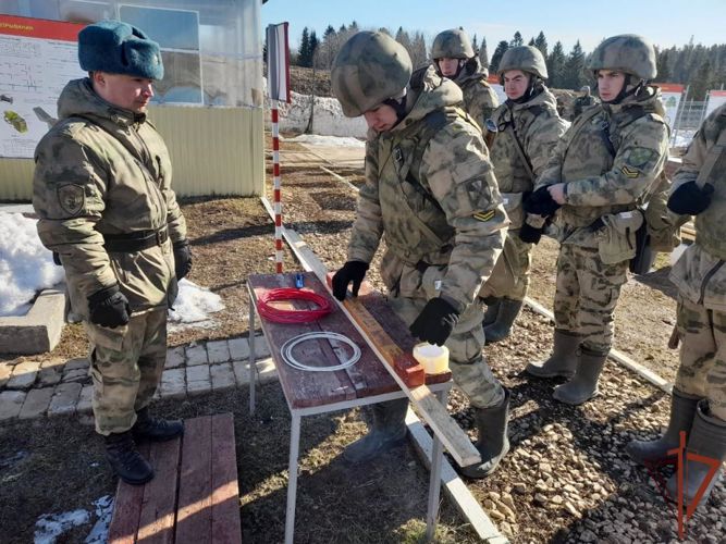 Курсанты Пермского военного института в ходе занятия совершенствовали навык проделывания проходов в минных полях взрывным способом