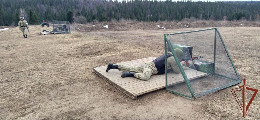 В Пермском военном институте курсанты выпускного курса приступили к сдаче экзамена по огневой подготовке