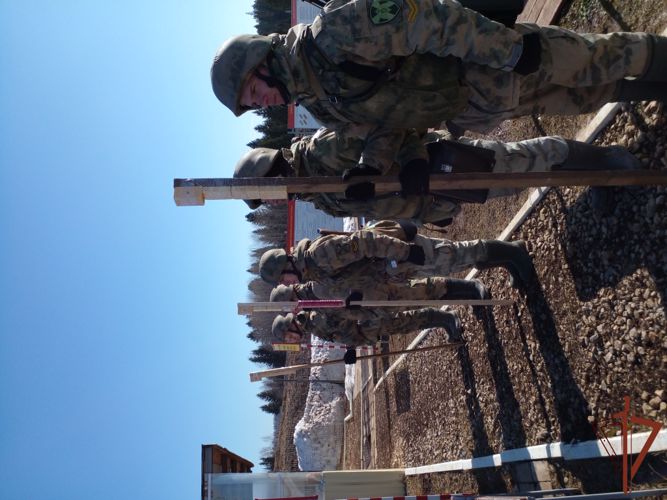 Курсанты Пермского военного института в ходе занятия совершенствовали навык проделывания проходов в минных полях взрывным способом