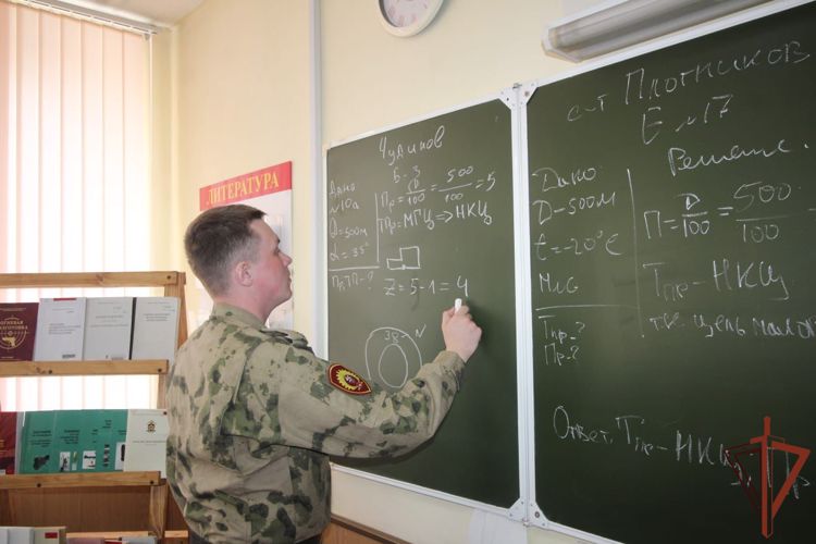В Пермском военном институте курсанты выпускного курса приступили к сдаче экзамена по огневой подготовке