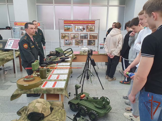 Военнослужащие Пермского военного института приняли участие в «Ярмарке вакансий»