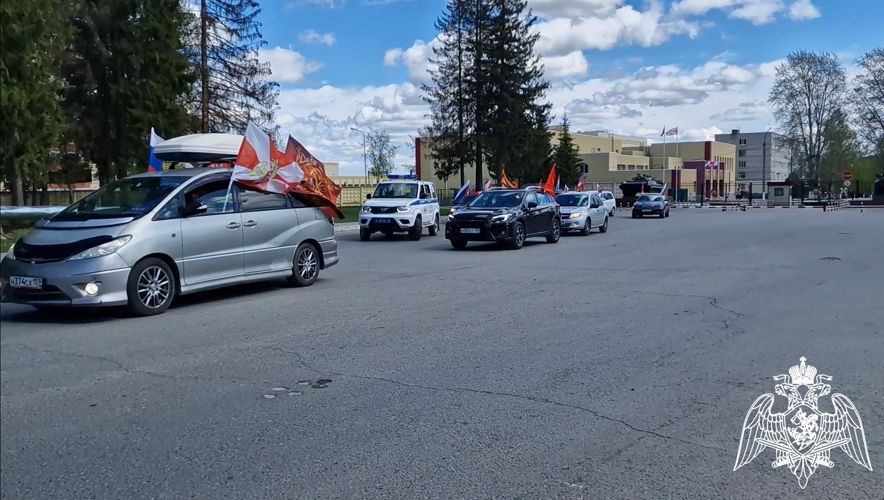Военнослужащие Пермского военного института и члены их семей приняли участие в автопробеге, посвященном Дню Победы