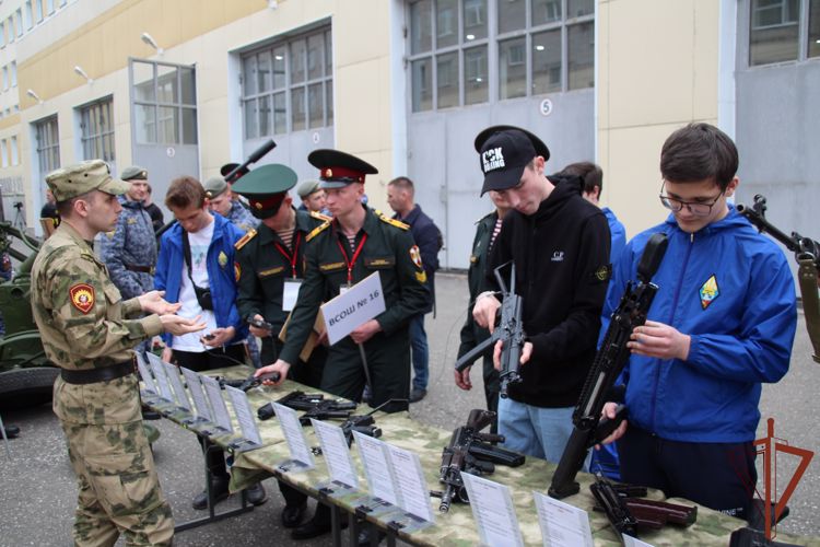 В Пермском военном институте прошло Первенство города Перми по летнему офицерскому четырехборью среди юношей допризывного возраста.