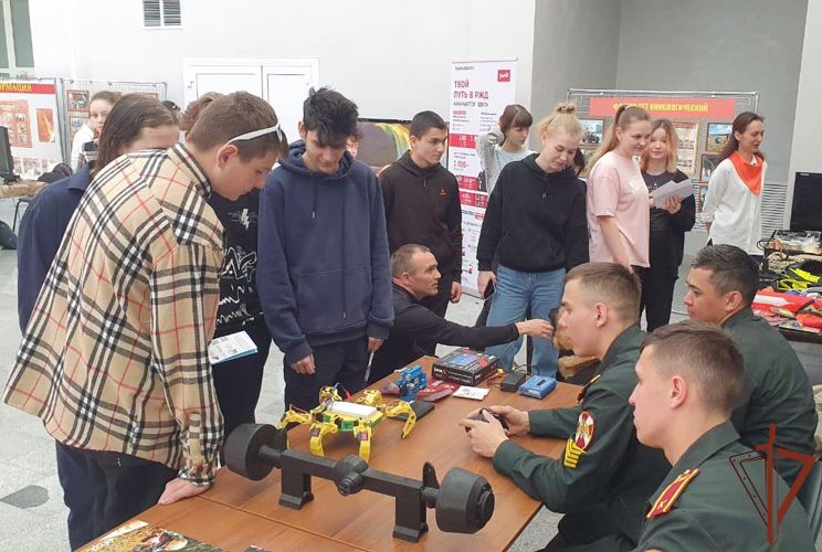 Военнослужащие Пермского военного института приняли участие в «Ярмарке вакансий»