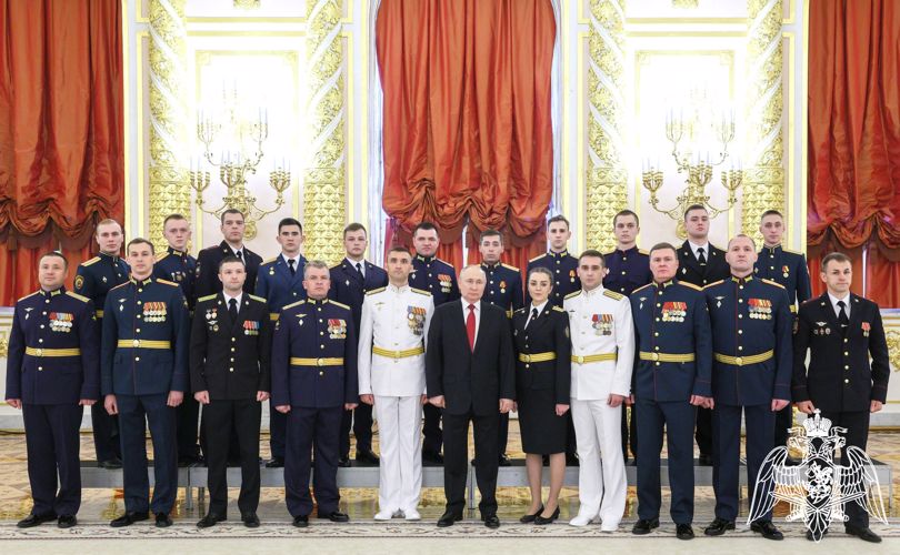 Президент Российской Федерации Владимир Путин в Кремле поздравил выпускников военных вузов с успешным окончанием обучения