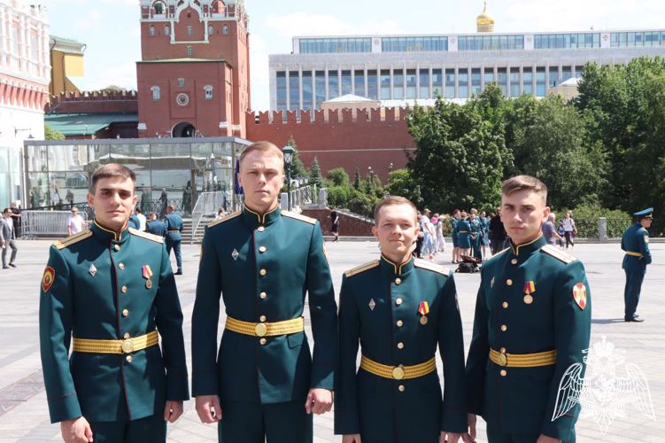 Президент Российской Федерации Владимир Путин в Кремле поздравил выпускников военных вузов с успешным окончанием обучения