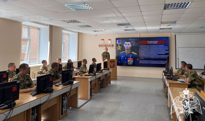 На факультете связи проведено военно-политическое информирование «Росгвардейцы — Герои Российской Федерации»
