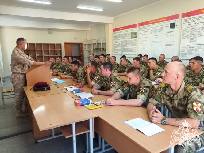 Выпускник Пермского военного института провел беседу с курсантами
